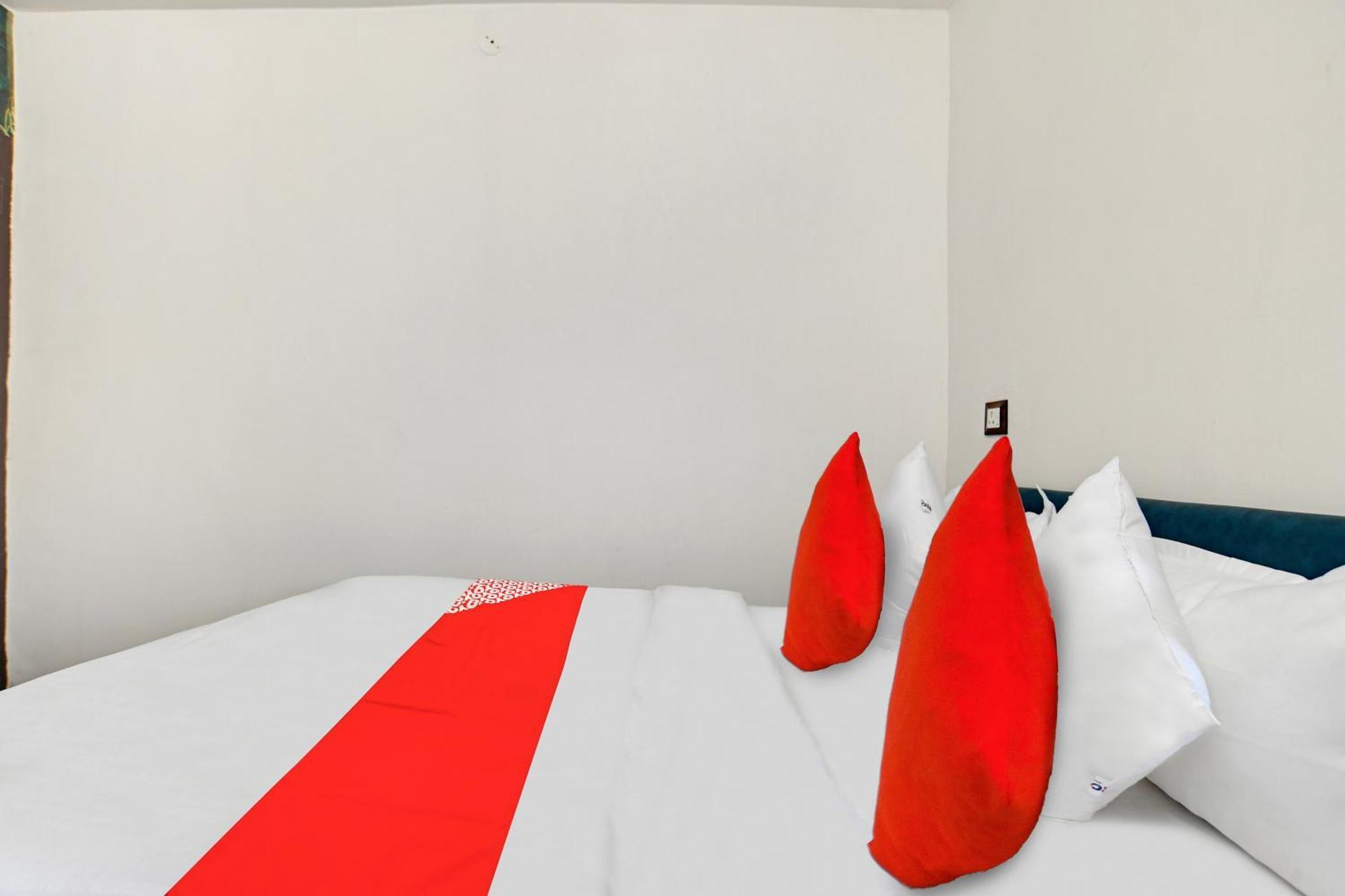 Oyo Flagship Hotel Shree United 印多尔 外观 照片