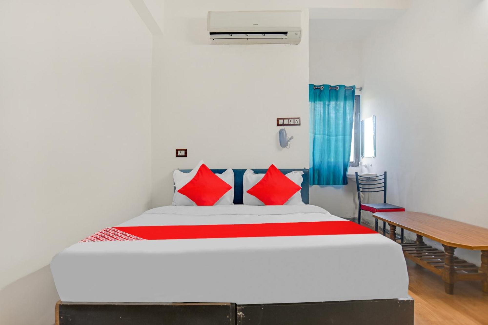 Oyo Flagship Hotel Shree United 印多尔 外观 照片